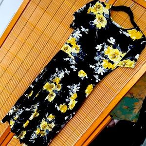 Fit and flare midi floral summer dress with pockets. In excellent condition.